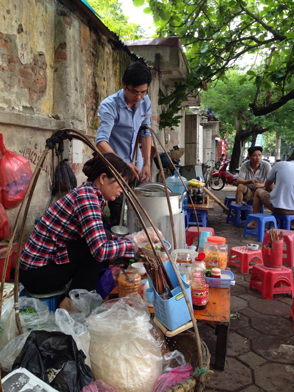 chàng trai bán bún, cử nhân