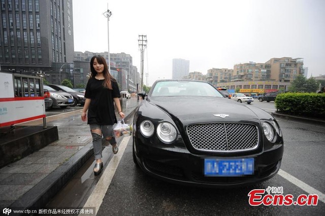 Hình ảnh vợ Zhang bên chiếc Bentley dùng để đi giao cơm