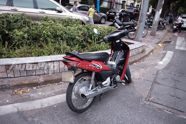 Chiếc xe Wave m&agrave;u đỏ bị Honda City đ&acirc;m đầu ti&ecirc;n.