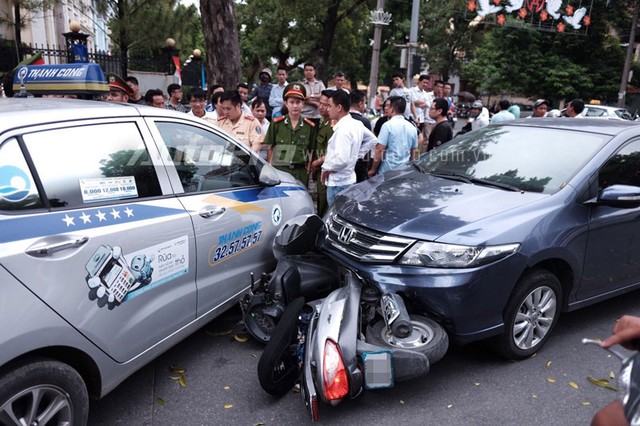Chiếc Attila bị kẹp giữa hai &ocirc; t&ocirc; trong vụ tai nạn li&ecirc;n ho&agrave;n.