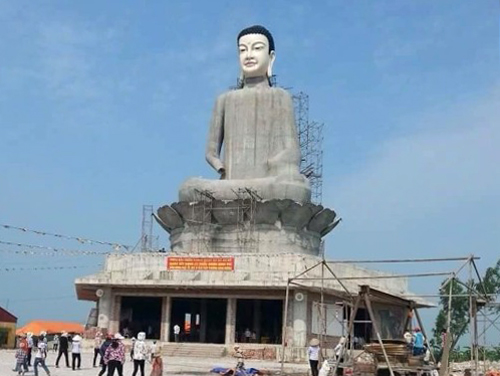 Tượng Phật trước khi bị đổ sập. (Ảnh: Người lao động)