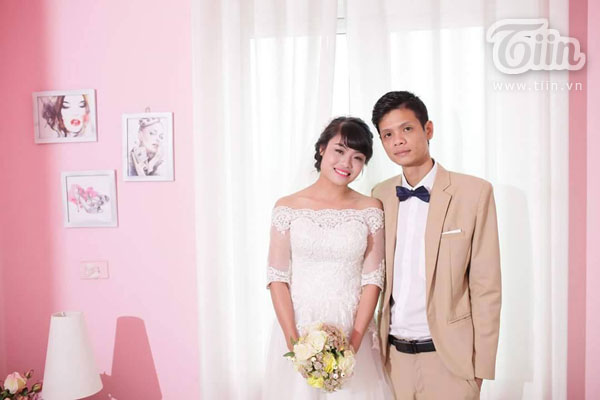 Thiệp cưới m&ocirc; phỏng tờ b&aacute;o, cặp đ&ocirc;i Nghệ An, đ&aacute;m cưới
