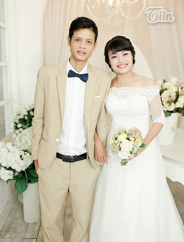Thiệp cưới m&ocirc; phỏng tờ b&aacute;o, cặp đ&ocirc;i Nghệ An, đ&aacute;m cưới