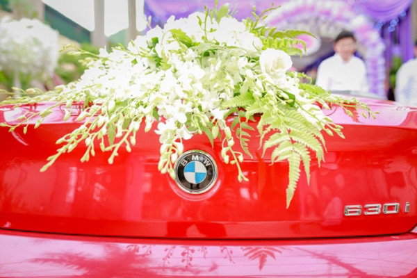 Chiếc xe được trang trí hoa tươi để đi rước dâu