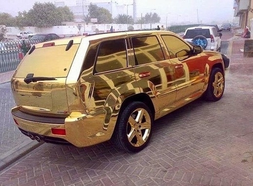 Những chiếc SUV bằng vàng không khó để tìm thấy trên đường phố Dubai.
