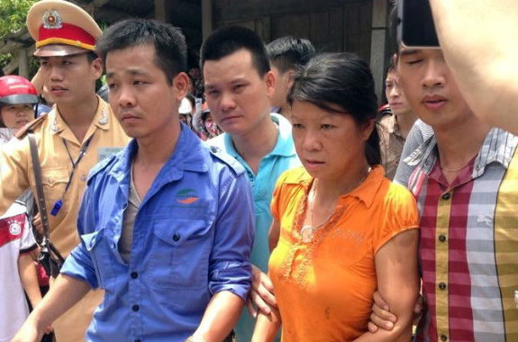 Nguyễn Thị Hán được dẫn giải lên xe để đưa về trụ sở công an tỉnh Yên Bái - Ảnh: CTV