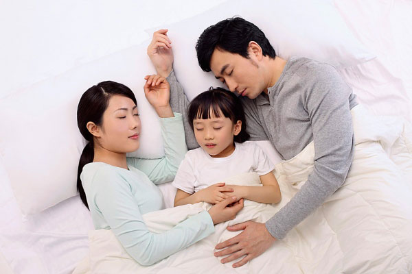 Những lợi ích khi bố mẹ ngủ cùng con