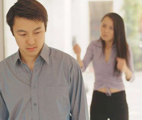 Chồng nằng nặc đ&ograve;i đi thăm nh&acirc;n vi&ecirc;n đẻ