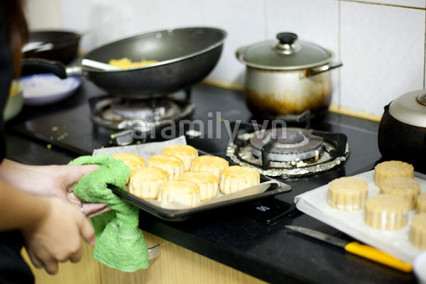 Theo chân một phụ nữ lần đầu làm bánh Trung thu tại nhà Theo chân một phụ nữ lần đầu làm bánh Trung thu tại nhà