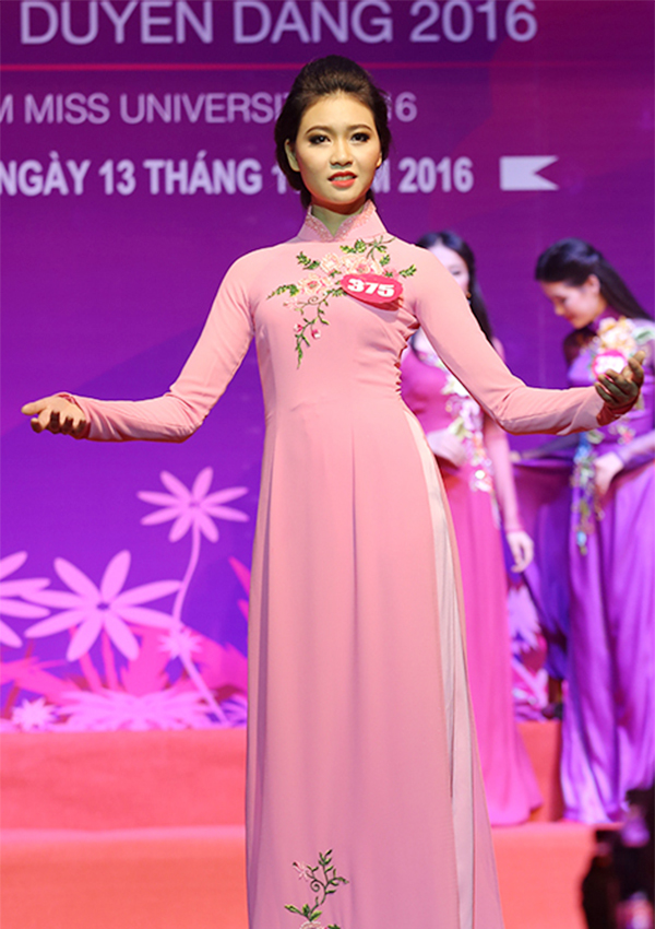 Nữ sinh diễn sâu khi nhận giải: Lúc đó mình nhìn lên gia đình ở tầng 2, không ngờ lên hình lại như vậy - Ảnh 2. Nữ sinh diễn sâu khi nhận giải: Lúc đó mình nhìn lên gia đình ở tầng 2, không ngờ lên hình lại như vậy - Ảnh 2.