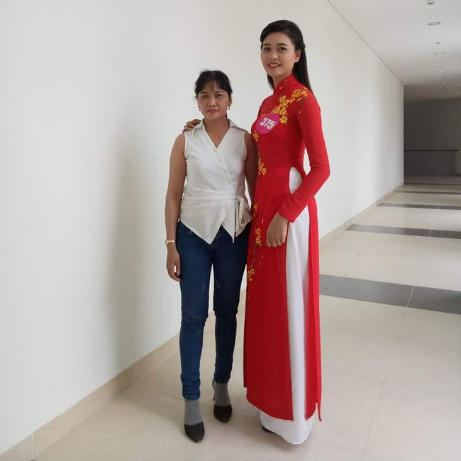 Nữ sinh diễn sâu khi nhận giải: Lúc đó mình nhìn lên gia đình ở tầng 2, không ngờ lên hình lại như vậy - Ảnh 5. Nữ sinh diễn sâu khi nhận giải: Lúc đó mình nhìn lên gia đình ở tầng 2, không ngờ lên hình lại như vậy - Ảnh 5.