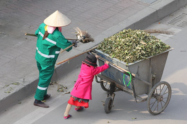 Loạt ảnh Ở đâu có mẹ, ở đó có Tết của hai mẹ con cô lao công gây xúc động - Ảnh 1.