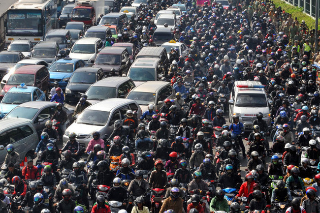 Sự thật tàn nhẫn phía sau những được trẻ được thuê ngồi xe ô tô tại thủ đô Indonesia - Ảnh 1.
