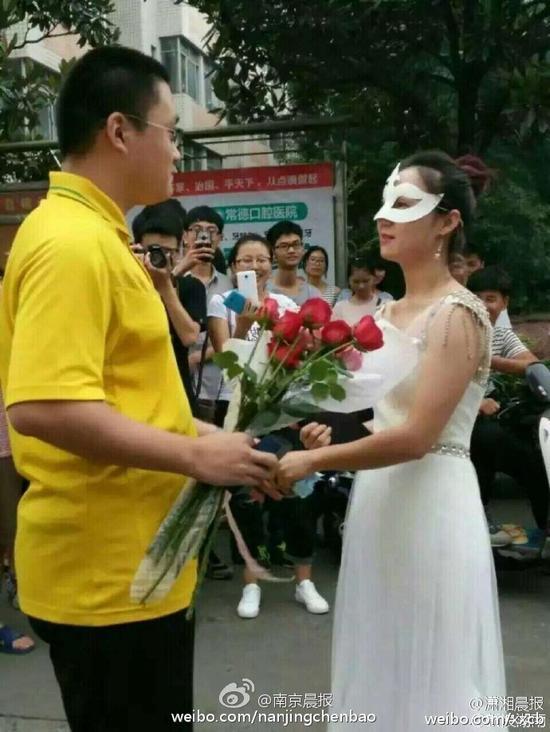 Cô giáo mặc váy cưới cầu hôn sinh viên giữa sân trường - Ảnh 1.