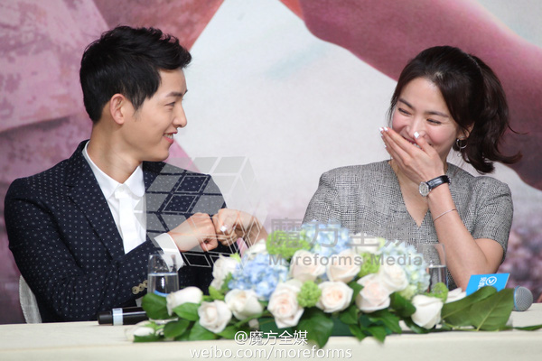 Song Hye Kyo - Song Joong Ki cười tít mắt, tình tứ tại họp báo Hồng Kông - Ảnh 17.