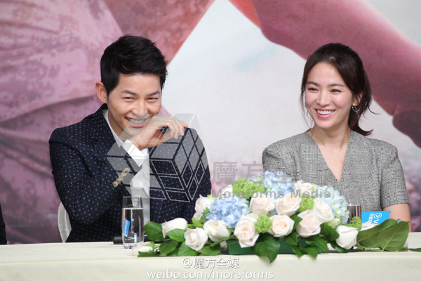 Song Hye Kyo - Song Joong Ki cười tít mắt, tình tứ tại họp báo Hồng Kông - Ảnh 20.