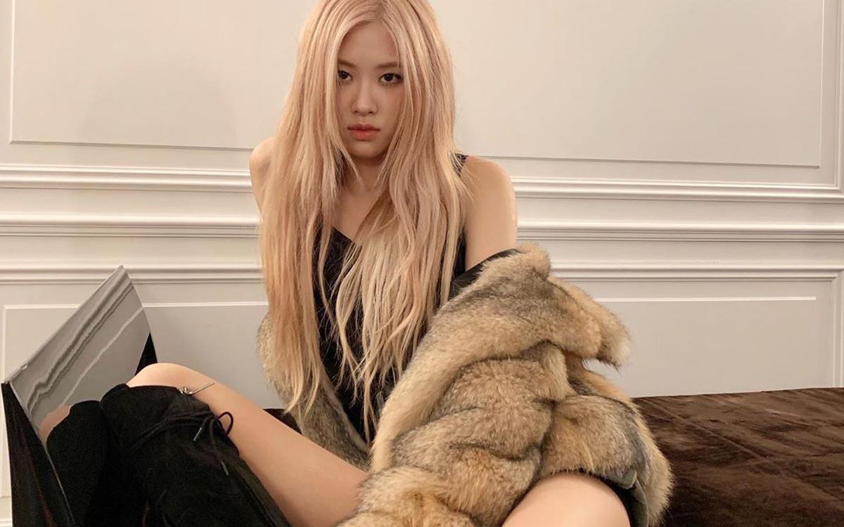 Rosé ngồi banh chân 