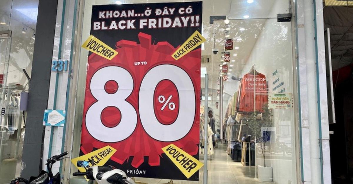 Black Friday: Thời trang giảm giá 'sập sàn' tới 80%, khách vẫn thờ ơ