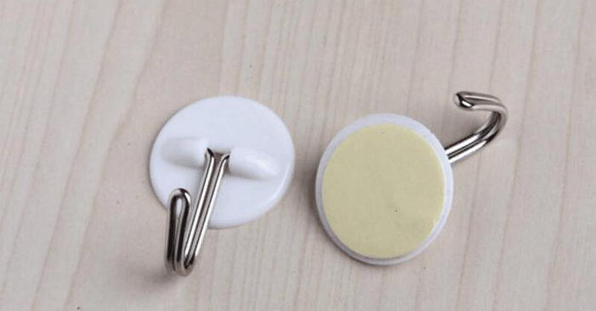 Cậu bé bị rách mắt vì miếng móc dán tường ở nhà