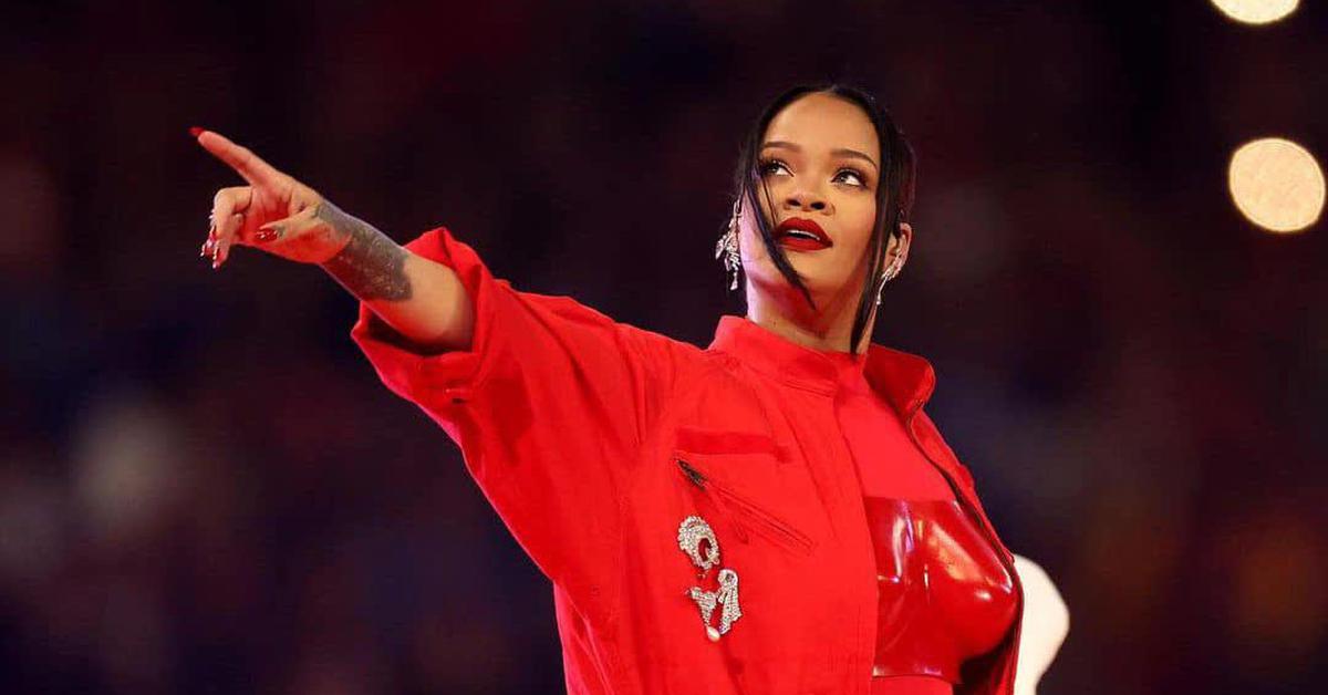 Tranh thủ như bà bầu Rihanna: Chỉ dặm phấn giữa giờ ở Super Bowl mà đem ...