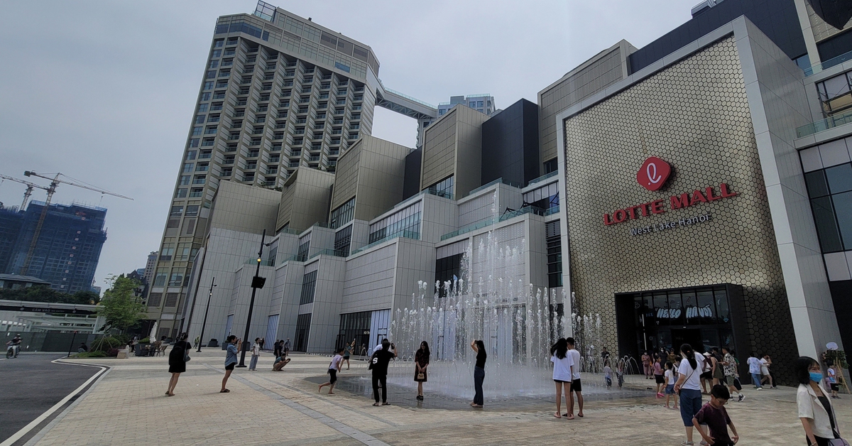 Hàng nghìn người đổ về Lotte Mall West Lake trong ngày đầu khai trương