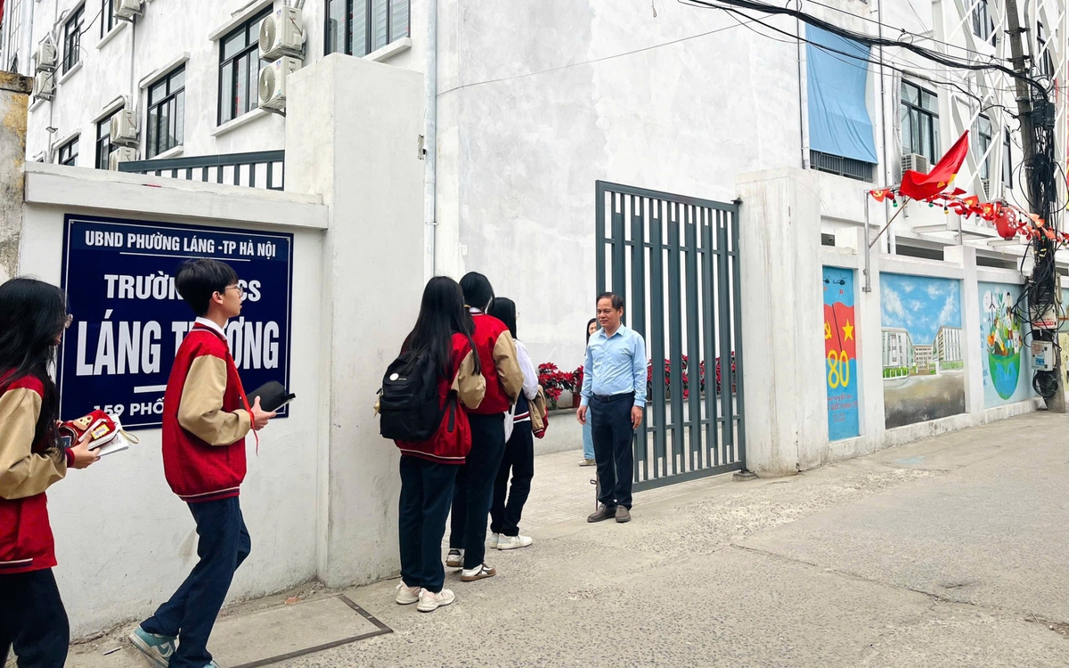 View - Bức ảnh thầy giáo trước cổng trường ở Hà Nội nhận "bão" like, phụ huynh rần rần khen: "Thật ấn tượng"