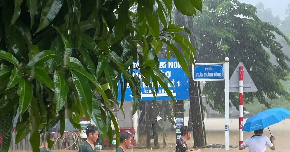 Mưa lớn Lào Cai gây ngập úng nghiêm trọng , nhiều tuyến đường bị chia cắt
