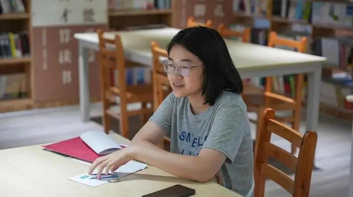 Mẹ đơn thân làm nghề nặng nhọc nuôi con ăn học, con gái được tuyển thẳng trường ĐH top đầu nói một câu khiến nhiều người xúc động
