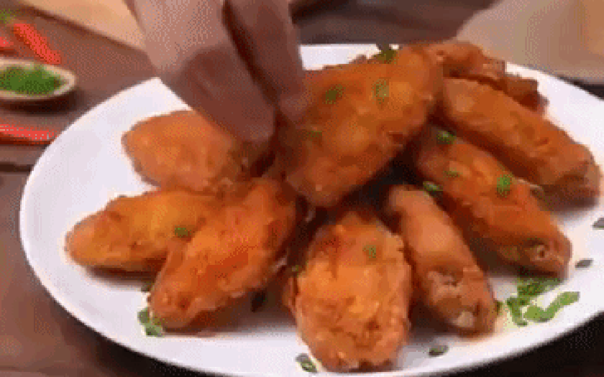 Vẫn là cánh gà rán nhưng tôi chỉ cần thêm thứ nguyên liệu đơn giản này thôi