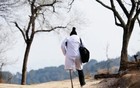 Vị bác sĩ khuyết một chân đi bộ suốt 40 năm chữa bệnh cứu người