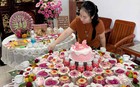 Nhà có 2 cô công chúa sinh đôi, 1 mẹ ở TP.HCM tự tay làm chuẩn bị mâm cúng thôi nôi tone hồng chỉn chu đến từng chi tiết