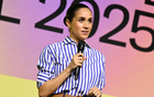 Meghan lại diện áo kẻ sọc rồi!
