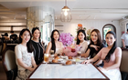 4 hotmom rủ nhau "trốn con", hội tụ trong một khung hình: Nhan sắc mẹ bỉm khiến khắp cõi mạng trầm trồ