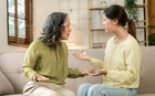 1 người mẹ trẻ phát mệt vì mẹ chồng suốt ngày so sánh 'con của mình' với 'con của bà'