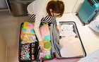 Tôi từng mang vali 12kg mà không dùng đến nửa – giờ tôi chỉ giữ đúng 8 món, đi du lịch nhẹ tênh mà chẳng thiếu gì