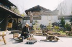 Cô gái 34 tuổi thuê 12.000m2 đất hoang để "sống chill", tự tay tạo nên "thiên đường" giữa thiên nhiên