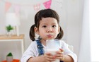 Uống sữa đúng cách: Loại bỏ 4 thói quen xấu để hấp thụ trọn vẹn dinh dưỡng