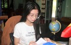 Hai lần chịu tang cha mẹ, nữ sinh vẫn giành 29 điểm và thành thủ khoa trường: "Em cố gắng học để họ yên lòng"