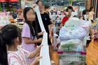 Sắm sửa đầu năm học: Gia đình chi gần 30 triệu mua sách vở cho con, hóa đơn dài hơn 5 mét