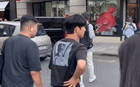 Trần đời chưa thấy ai đẹp trai cỡ này lại đi bán hoa mà không vào showbiz, uổng phí nhan sắc hết sức