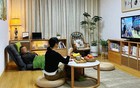 Một cặp vợ chồng quyết bỏ sofa trong phòng khách 30m² vì muốn nhà là nơi thư giãn thật sự