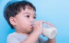 Để con phát triển toàn diện, mẹ hoàn toàn có thể cân đối để kết hợp sử dụng cả sữa công thức và sữa tươi