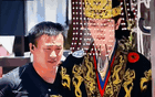 Chưa thấy hoàng đế nào cỡ này: Khoác long bào như mặc hàng Taobao giá rẻ, visual trời ban cũng vô phương cứu chữa!