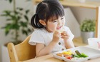 Trong môi trường nhiệt đới như ở Việt Nam, mẹ cần lưu ý những gì khi xây dựng chế độ dinh dưỡng cho các bé nhà mình?