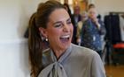 Kate Middleton bỏ hẳn kiểu tóc bóng mượt: Buộc đuôi ngựa mềm mới là "trùm cuối" của mùa thu
