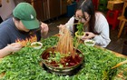 Bức ảnh bữa ăn "nặng mùi" nhất cõi mạng hôm nay: Người khen nức nở, kẻ chê bai "chỉ là trò làm màu lãng phí thức ăn"!