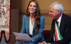 Vương phi Kate chọn màu xanh bí ẩn khi thăm Italy
