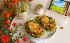 Bữa brunch cuối tuần "chuẩn tiệm" tại nhà: Bánh mì kẹp bò xào rau củ phô mai chảy, làm 15 phút mà ngon hết sảy