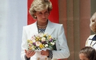 Công nương Diana diện chân váy bồng từ 1987, kiểu váy "hot" nhất hè 2026 này hóa ra bà đã mặc từ lâu