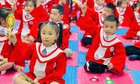 Háo hức lên lớp 1, nhiều trẻ ngơ ngác khi bị đưa trở lại mầm non học hè
